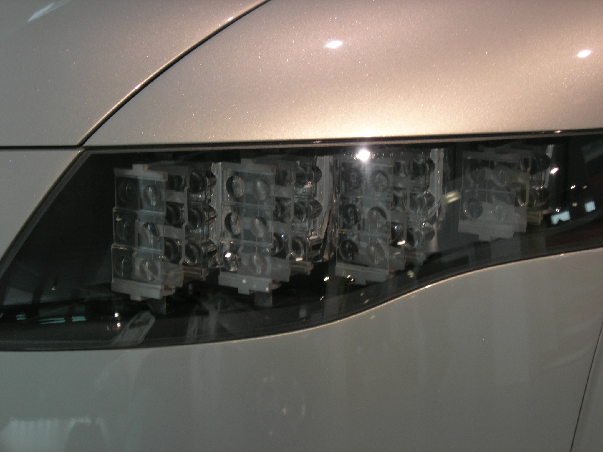 Sistema &oacute;ptico avanzado de iluminaci&oacute;n con conformaci&oacute;n din&aacute;mica de l&oacute;bulo de radiaci&oacute;n